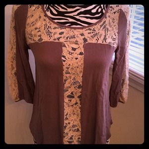 📚 2/$12 Lush Top With Lace Patterns