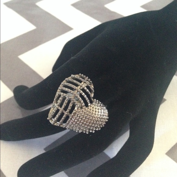 NWOT Stretch Heart Ring