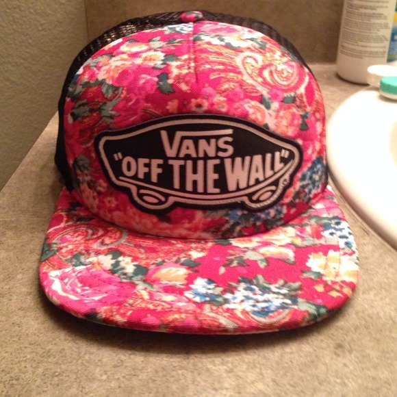 Vans Off The Wall Trucker Hat! 😍