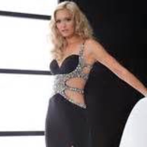 🎉Reduced🎉Jawdropping Prom Dress adorned w Gems - Picture 4 of 4