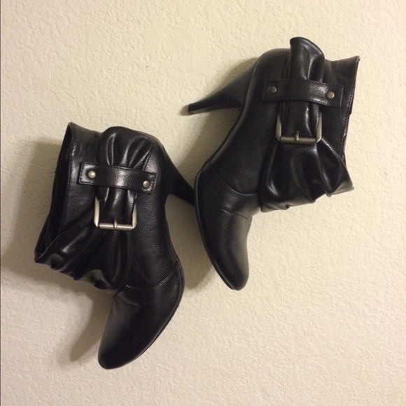 ♦️Sold in a BUNDLE ♦️Size 6.5 Ankle Boots
