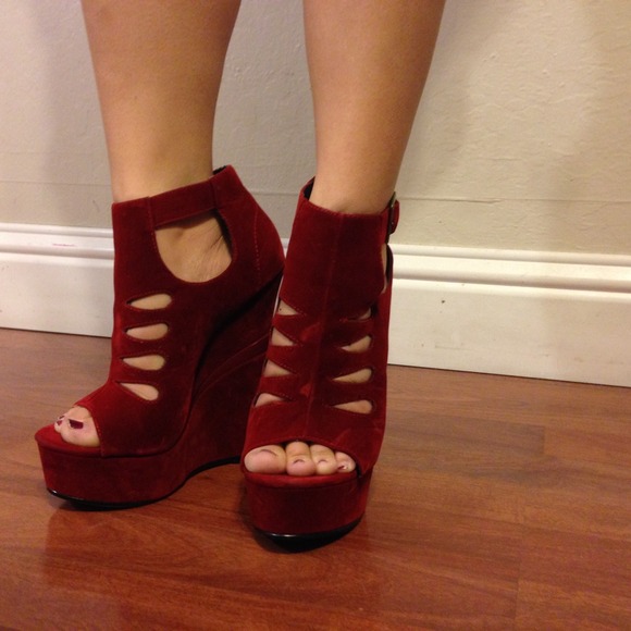 ⚡️FLASH SALE⚡️Velvet Cutout Platform Wedges size 5