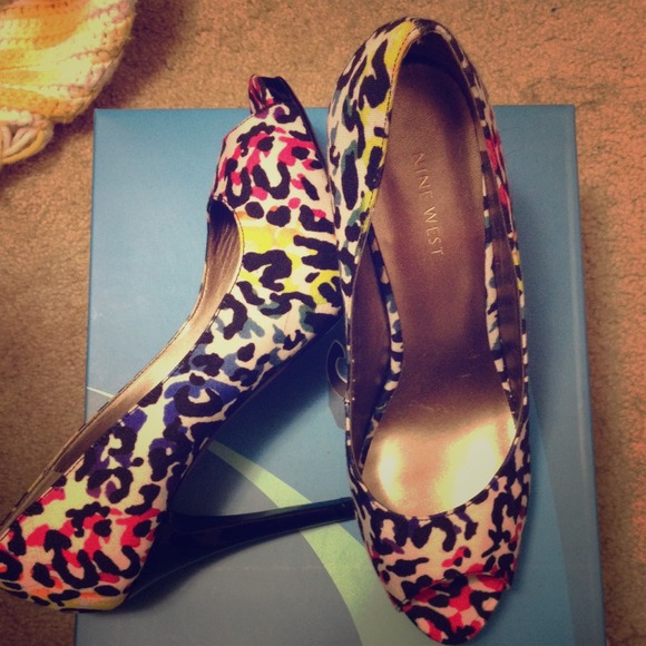 Multi-colored cheetah heels 👠