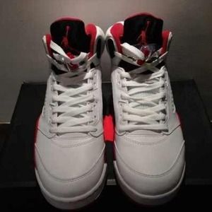 AUTHENTIC ' FIRE RED ' AIR JORDAN V