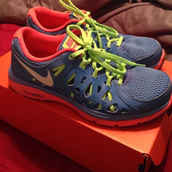 Women's Nike dual fusion run 2. Sz 7.5
