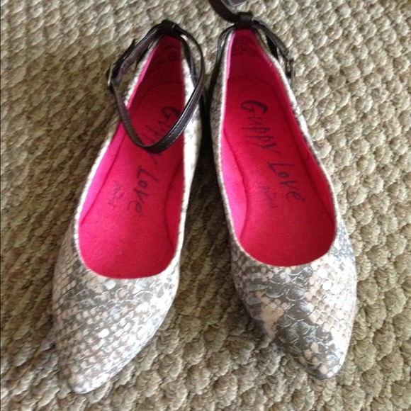 Snake print pointy toe flats