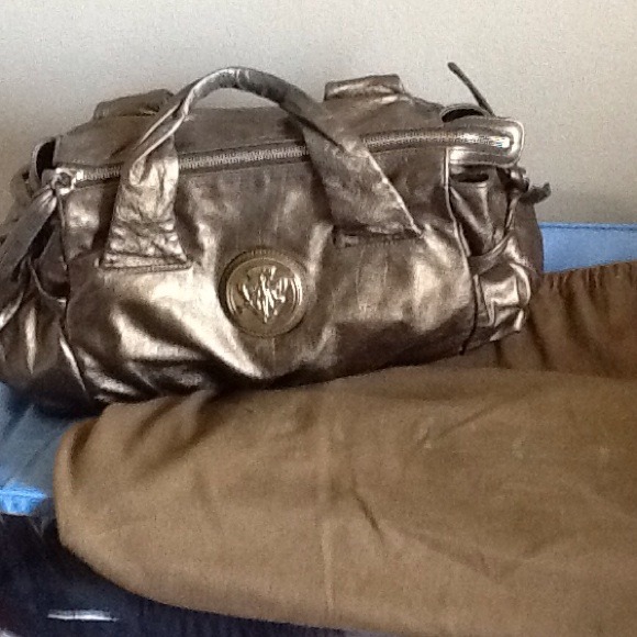 Gucci bag is authentic i will Mark this bag down