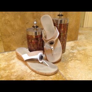 VACATION SHOES!! WHITE - SIZE 9