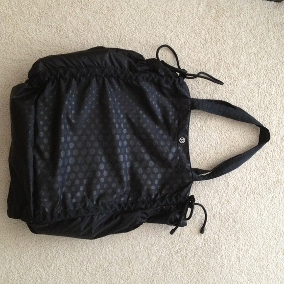 SOLD!!!Authentic LULULEMON BLK BAG LIKE new