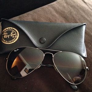 Ray ban aviator sunglasses100% authentic.
