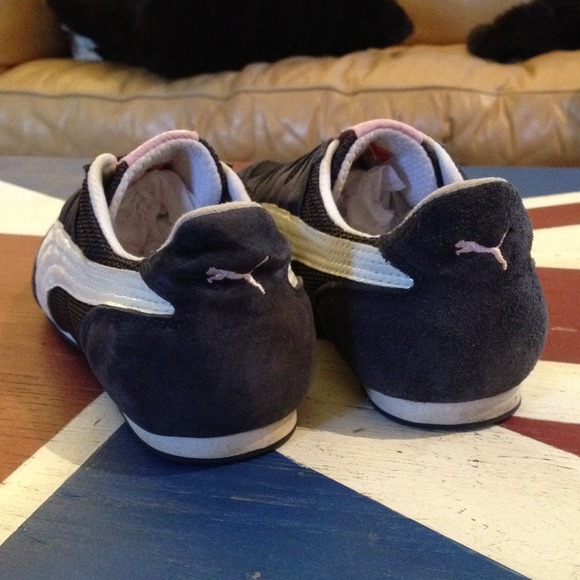 Navy Puma slip on sneakers.  Sz 8 - Picture 3 of 4