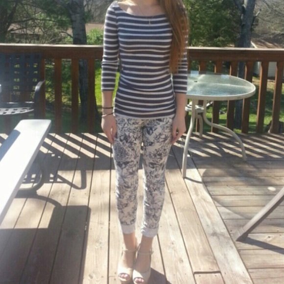 🔥 Blue and white floral jeans - Picture 2 of 3