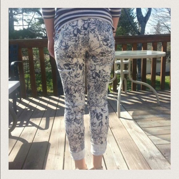🔥 Blue and white floral jeans - Picture 3 of 3
