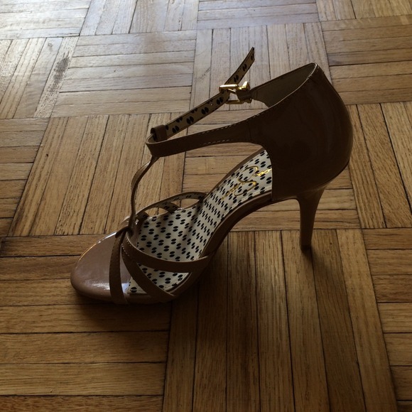 Patent nude stiletto with pretty t-strap! - Picture 2 of 2