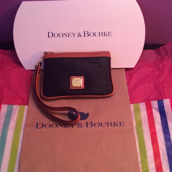 SOLD IN BUNDLE💯Dooney and Bourke wristlet - Picture 1 of 4