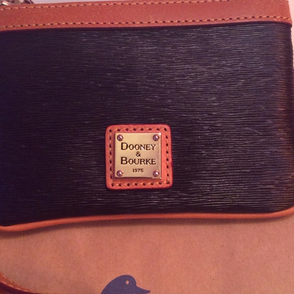 SOLD IN BUNDLE💯Dooney and Bourke wristlet - Picture 2 of 4