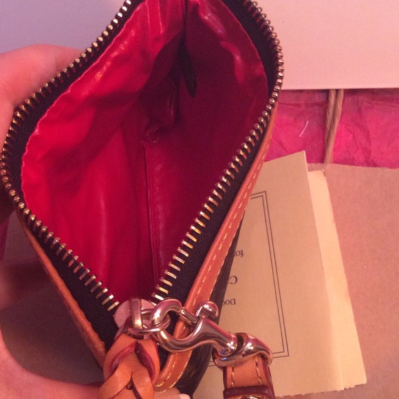 SOLD IN BUNDLE💯Dooney and Bourke wristlet - Picture 3 of 4