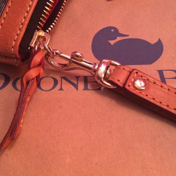 SOLD IN BUNDLE💯Dooney and Bourke wristlet - Picture 4 of 4