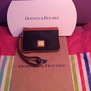 SOLD IN BUNDLE💯Dooney and Bourke wristlet