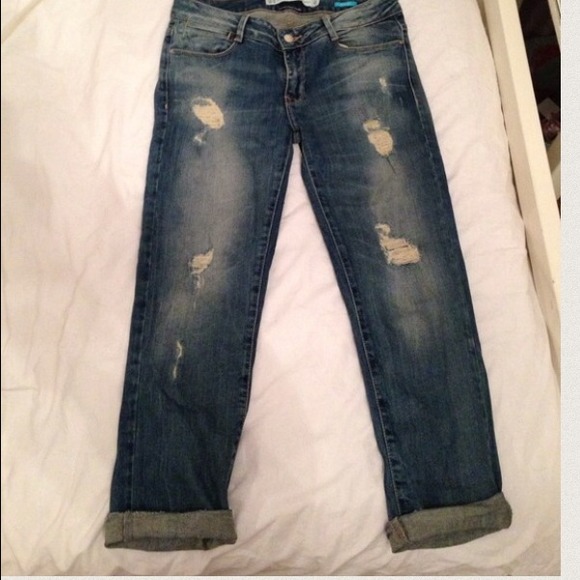 Zara boyfriend cropped jeans.  Cute!!