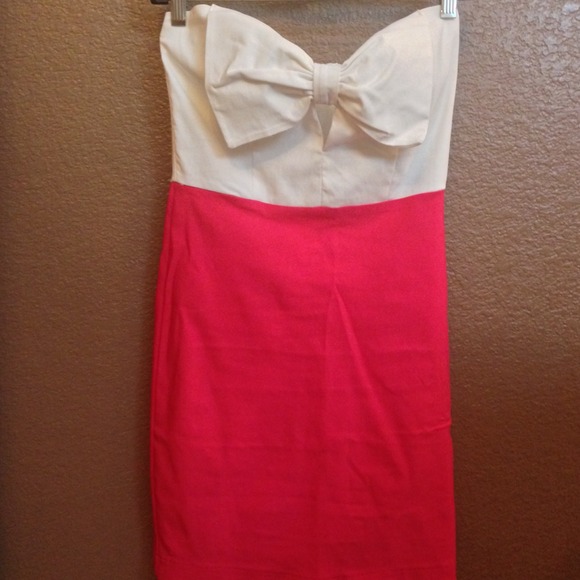 Super Cute Bodycon Dress With Bow - Only Worn Once - Picture 2 of 3