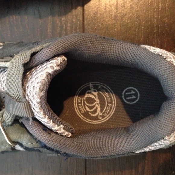 Shoes - Picture 4 of 4