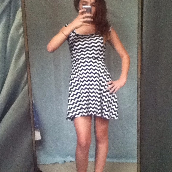 🎉🎉HP 4/30/13🎉🎉 LA Hearts Zig Zag Skater Dress - Picture 2 of 4