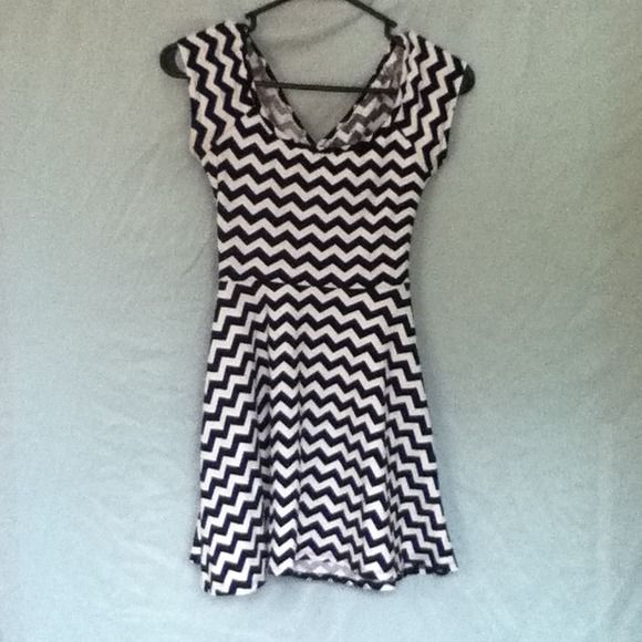 🎉🎉HP 4/30/13🎉🎉 LA Hearts Zig Zag Skater Dress - Picture 4 of 4