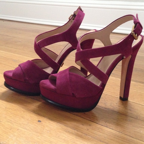 Pour Le Victoire Fuchsia platform sandals: size 6
