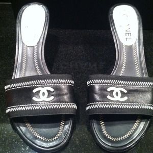 🔴SOLD🔴UTHENTIC CHANEL BLACK AND WHITE LEATHER