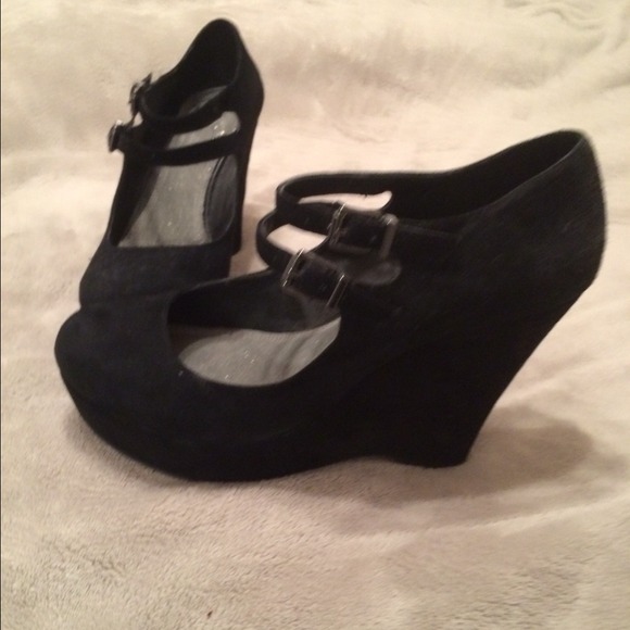 Size 10 Gianni Bini black suede wedge