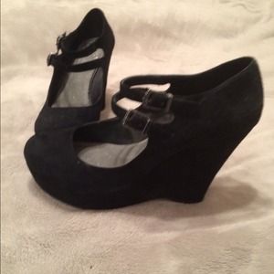 Size 10 Gianni Bini black suede wedge