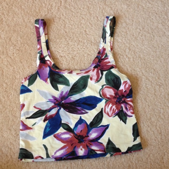 ❌ Traded ❌ Cropped floral tank