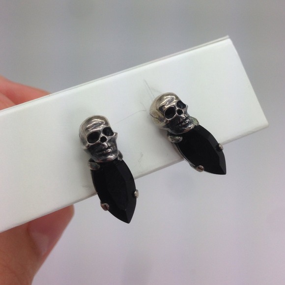 Iosselliani fused stone skull studs black - Picture 2 of 3