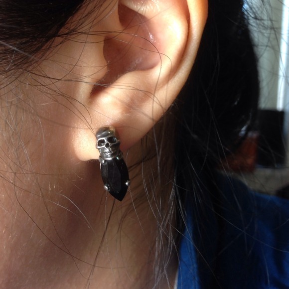 Iosselliani fused stone skull studs black - Picture 3 of 3