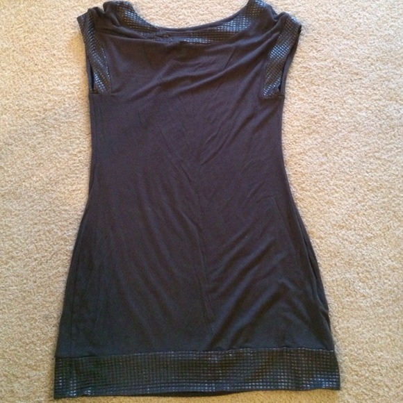 Casual dress arms and neck patterned with squares.