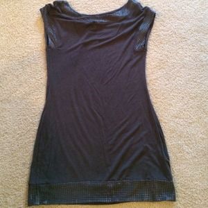 Casual dress arms and neck patterned with squares.