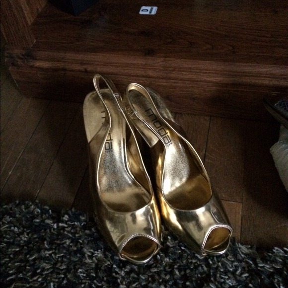 Gold metallic open toed pumps