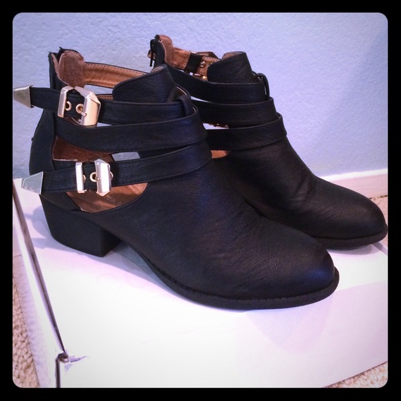 SOLD Cut Out Buckle Booties 👌