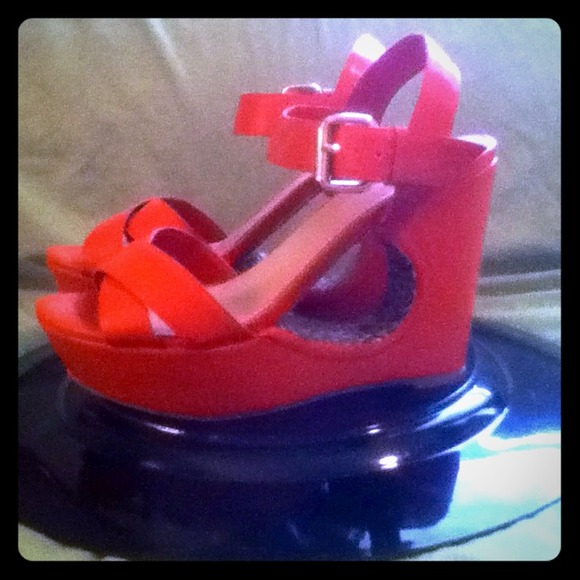 Orange cutout wedge. With cheetah print inside.