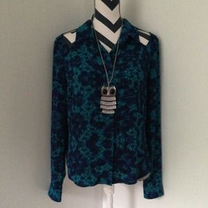 ✨HP✨Gorgeous Top w Front & Back Cutout Detail ✨