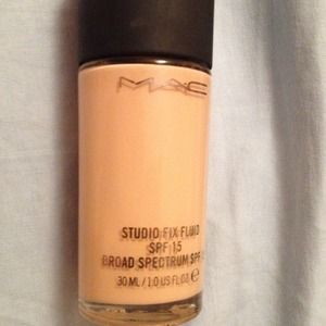 Authentic MAC NC20 studio fluidfix brand new!!!