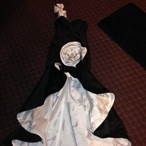 Black and white hi-low prom dress!!💎