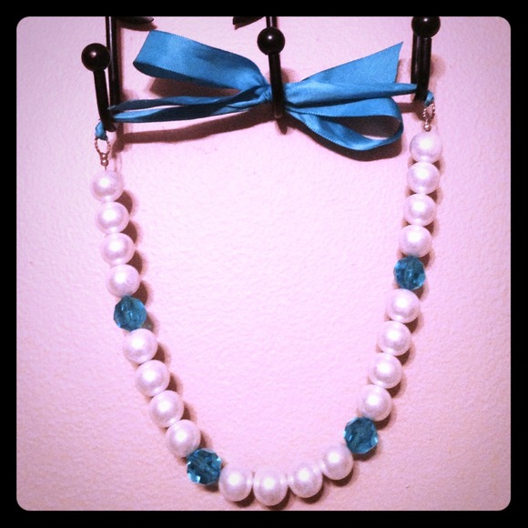 Pearl necklace with blue beads