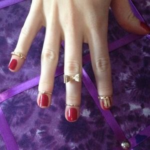 Set of 7 mid finger gold plated rings.