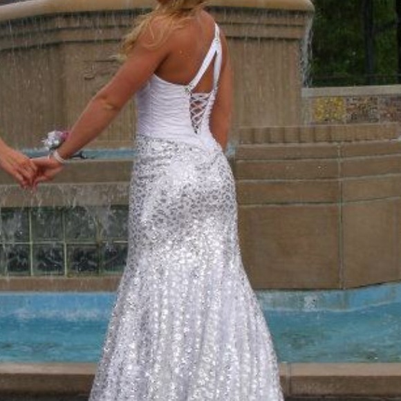 Prom dress - Picture 2 of 3