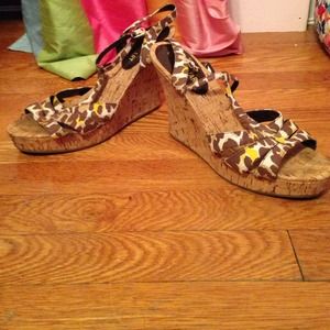 Yellow leopard wedge