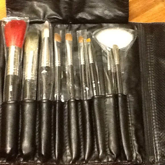 MAKEUP BRUSHES