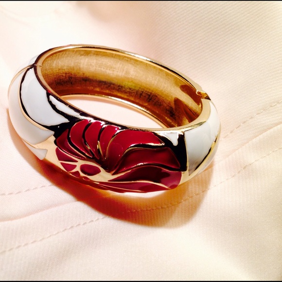 Beautiful bangle bracelet 14K, enamel