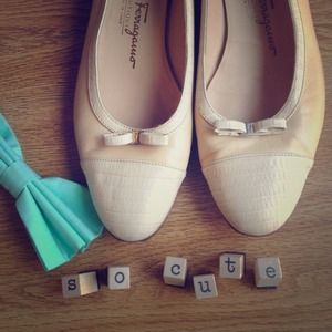 🎀 Vintage Nude Bow Embellished Ferragamo Flats 🎀